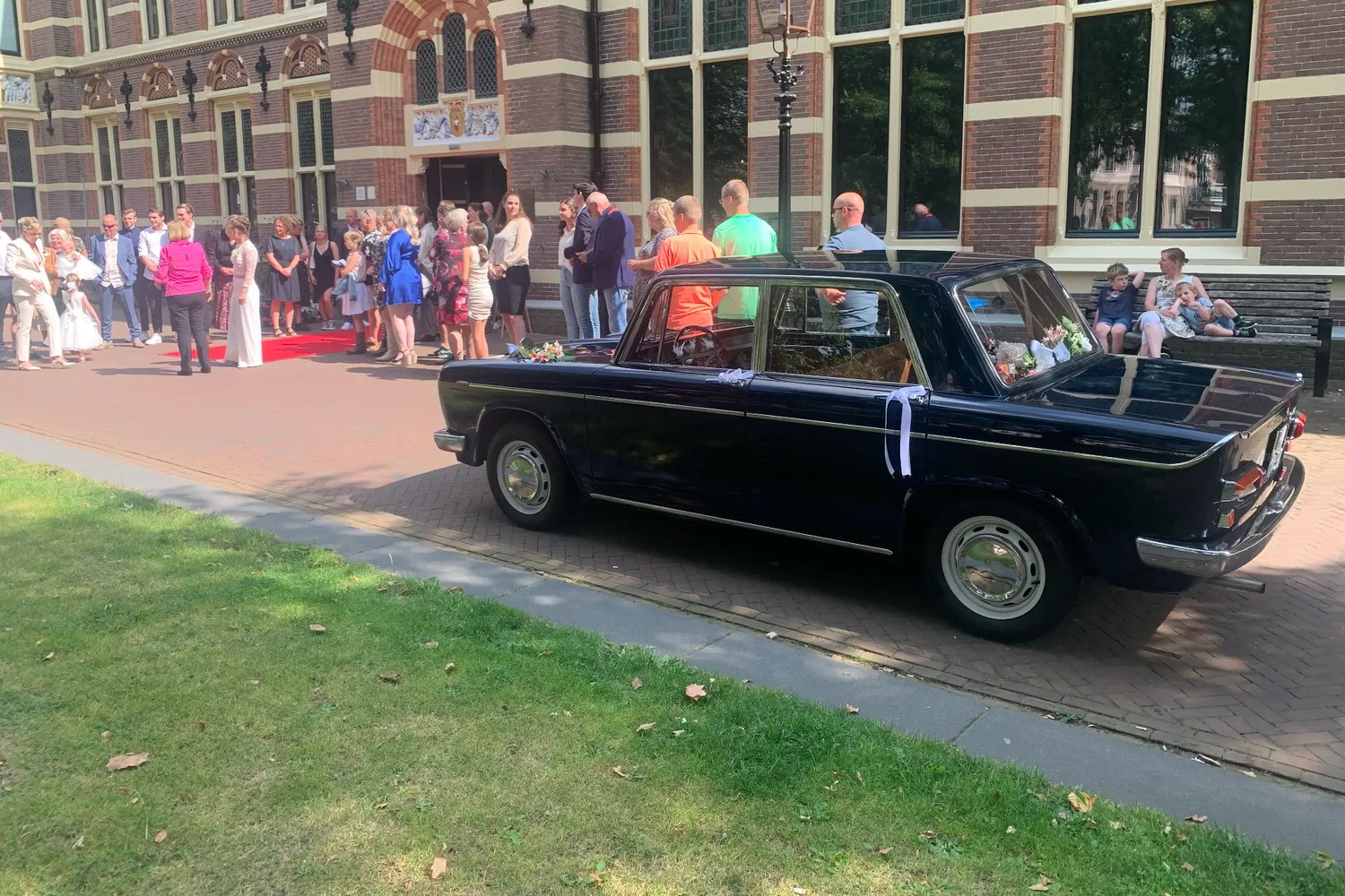 Blauwe Lancia Fulvia Berlina 2C uit 1966, versierd voor een bruiloft