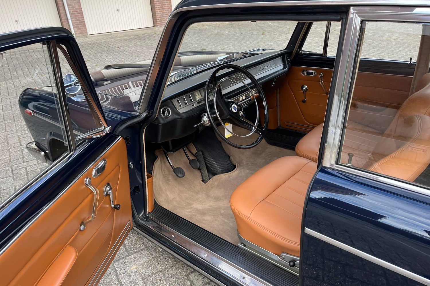 Interieur van de Lancia Fulvia met cognackleurige bekleding en klassiek dashboard