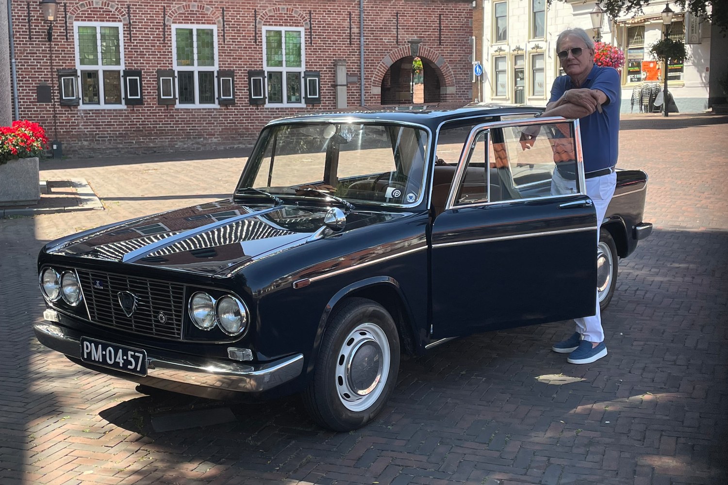 Blauwe Lancia Fulvia Berlina 2C uit 1966 op een plein in Drenthe