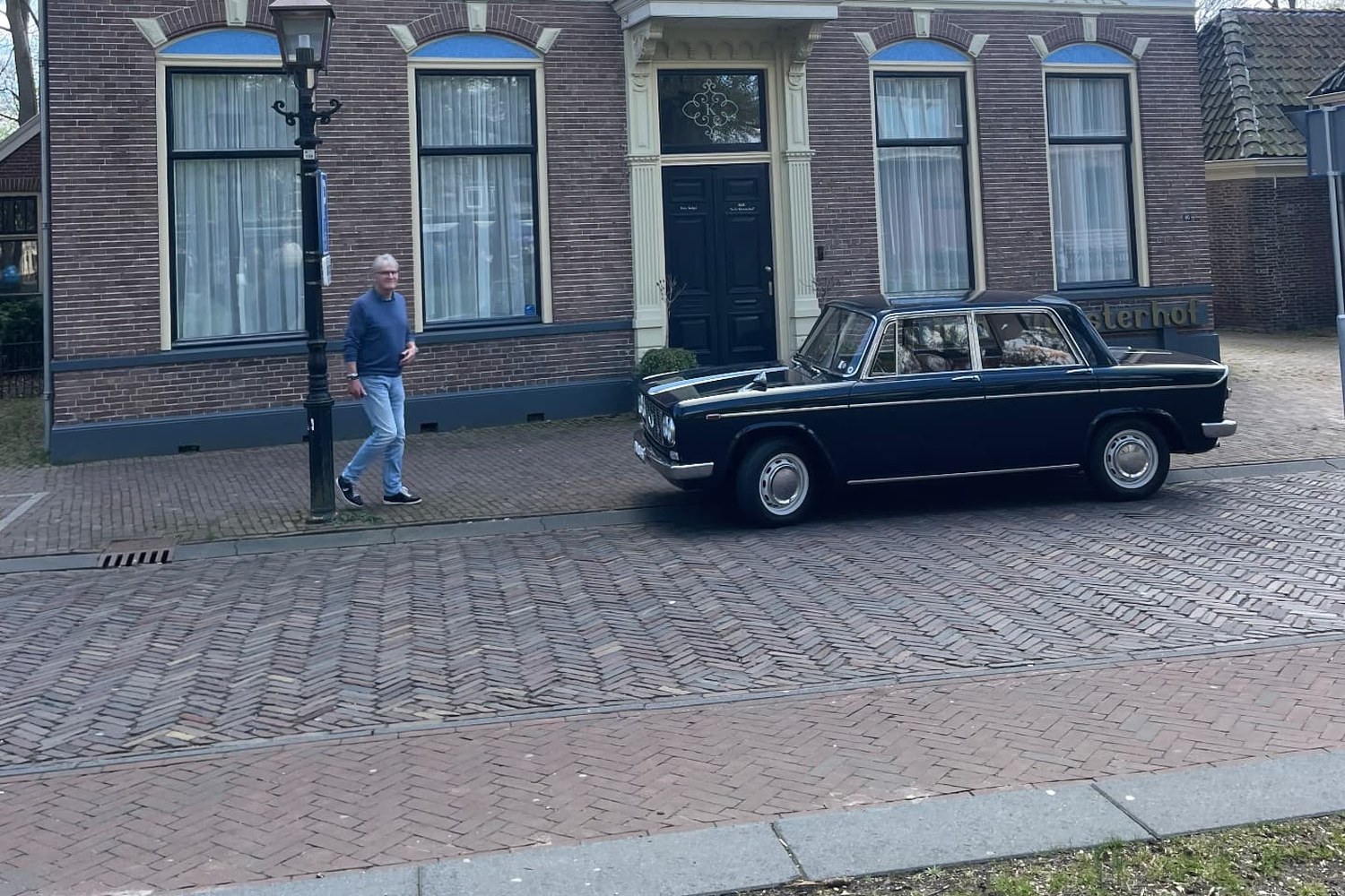 Blauwe Lancia Fulvia Berlina 2C uit 1966 van opzij