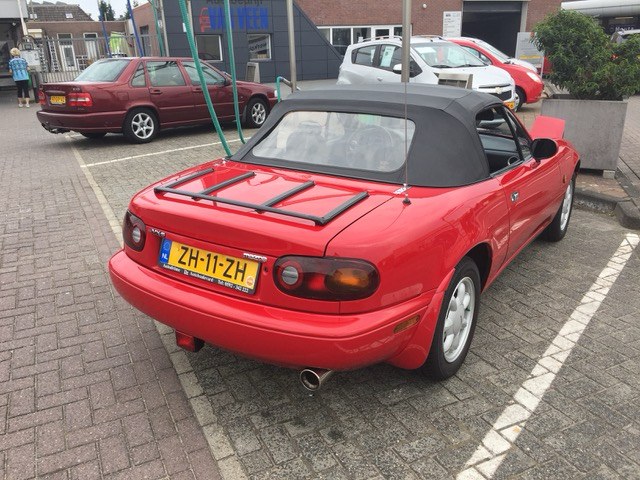 Rode Mazda MX-5 cabrio van achteren