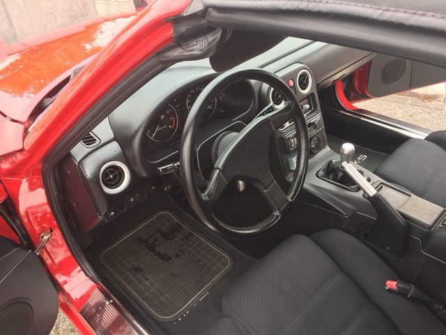 Interieur van de Mazda MX-5 met stuur en handgeschakelde versnellingspook