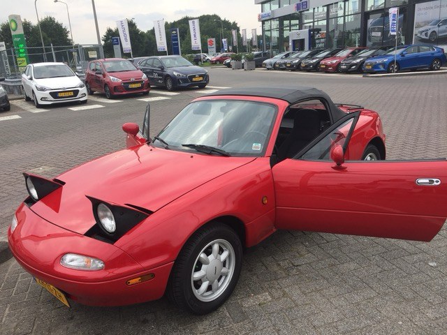 Mazda MX-5 met geopende klaplampen