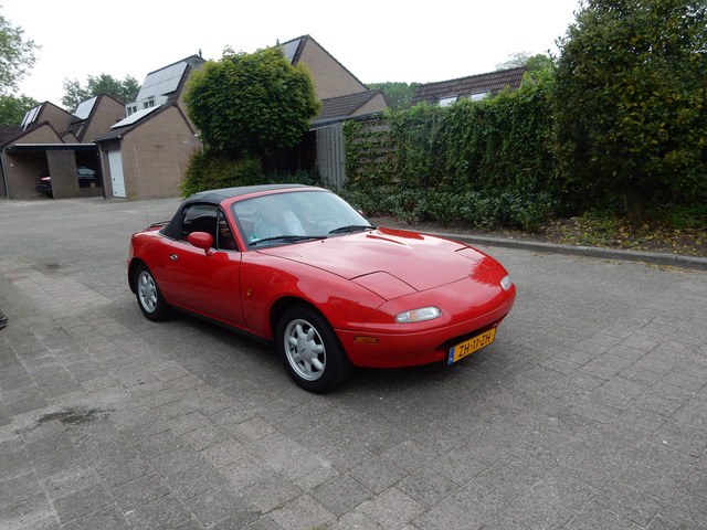 Rode Mazda MX-5 cabrio schuin van voren