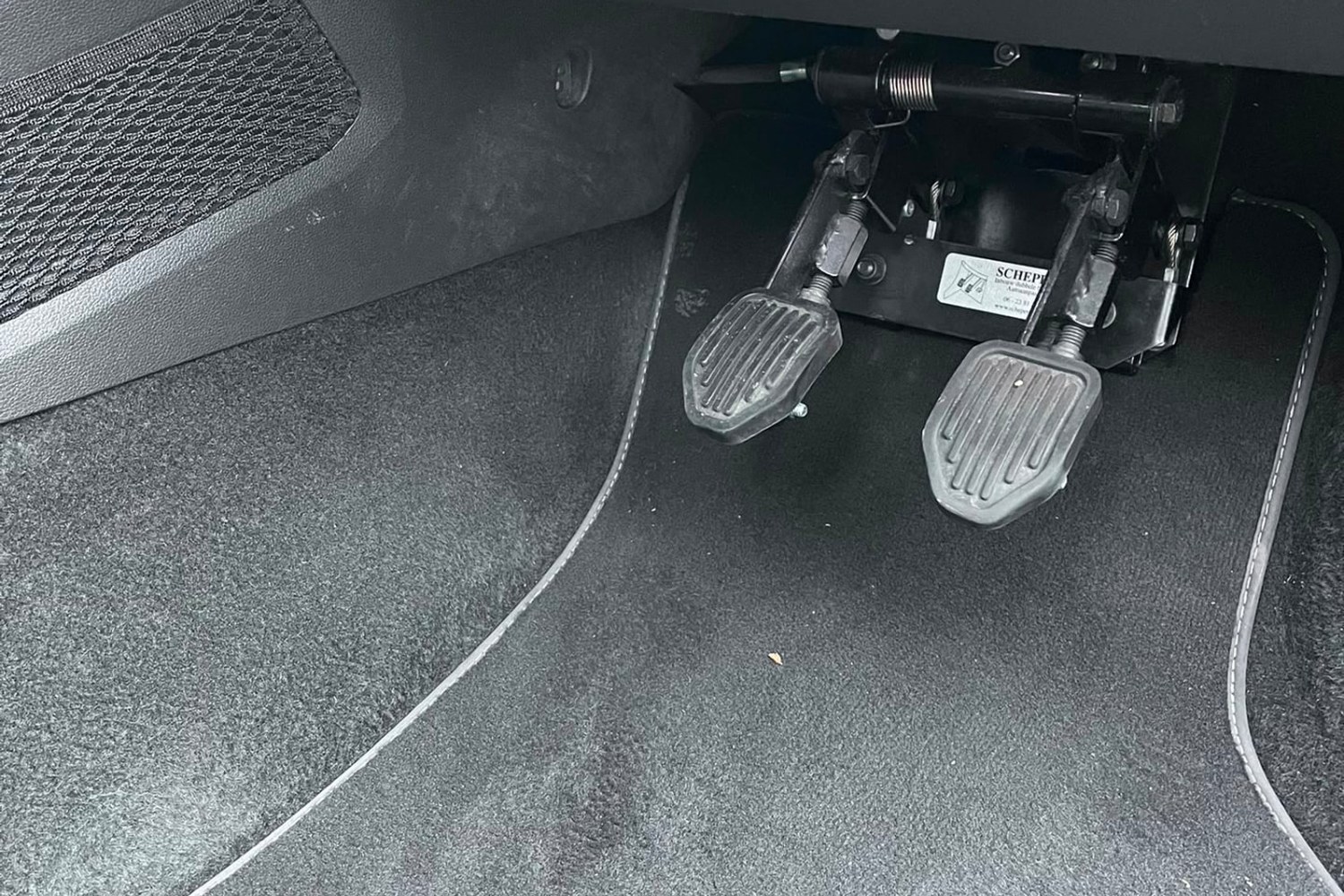 Dubbele bediening met extra rem- en koppelingspedaal aan de bijrijderszijde