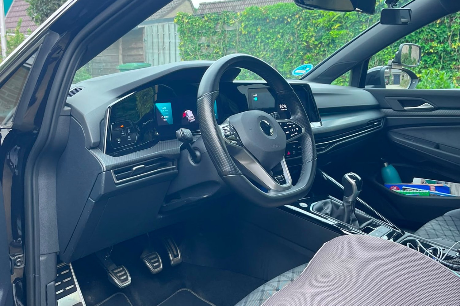 Interieur van de Volkswagen Golf lesauto met dashboard en stuur