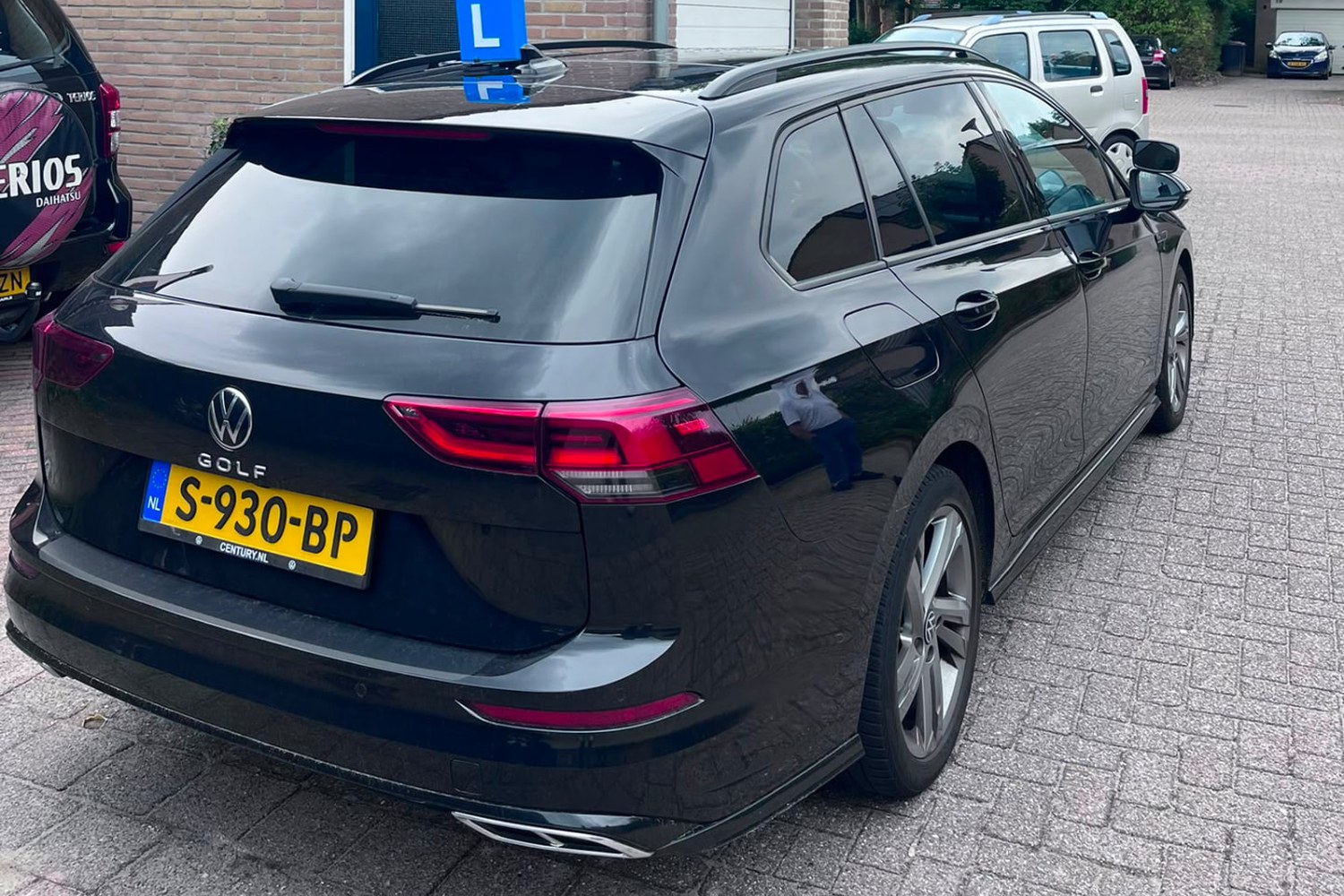 Zwarte Volkswagen Golf die voor opfriscursussen wordt gebruikt